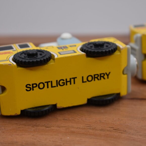 Spotlight Lorry and Cherry Picker Thomas and Friends Wooden Railway Engine Train - Picture 8 of 9